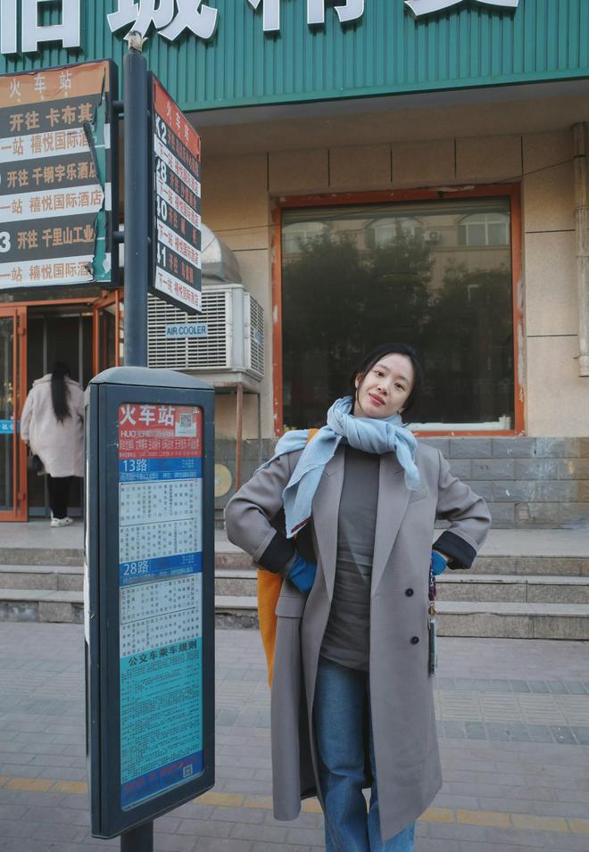 大衣搭牛仔裤搭浅蓝色围巾尽显松弛美尊龙凯时被李梦的状态惊艳了！灰色(图2)