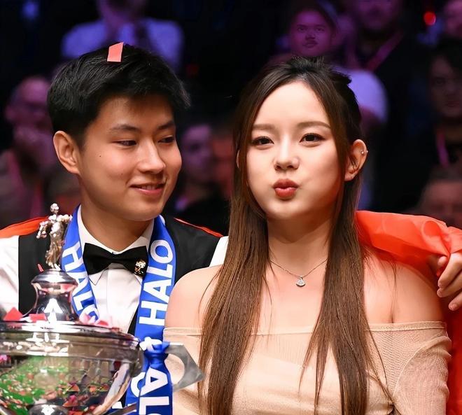 小敏剑桥毕业禁赛到世界冠军太励志尊龙凯时网赵心童和女友近照神似汪(图4)
