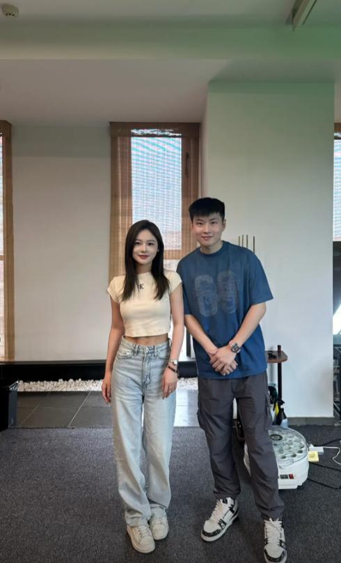 偶遇女友超短裙大秀身材傲人挪不开眼凯时尊龙人生就是博赵心童在广东被(图1)