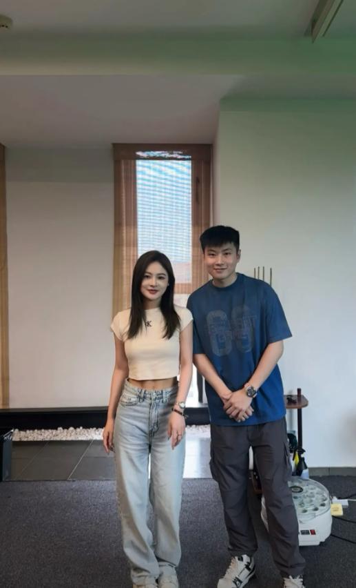 偶遇女友超短裙大秀身材傲人挪不开眼凯时尊龙人生就是博赵心童在广东被(图5)