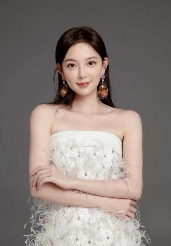 偶遇女友超短裙大秀身材傲人挪不开眼凯时尊龙人生就是博赵心童在广东被(图4)