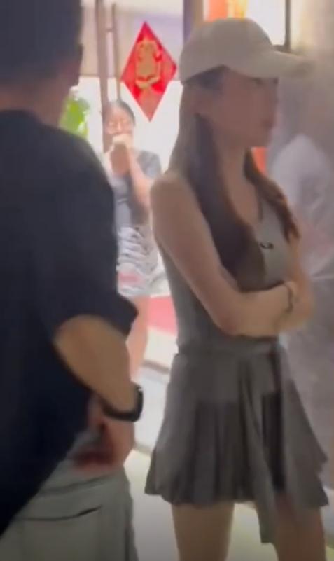 偶遇女友超短裙大秀身材傲人挪不开眼凯时尊龙人生就是博赵心童在广东被(图9)