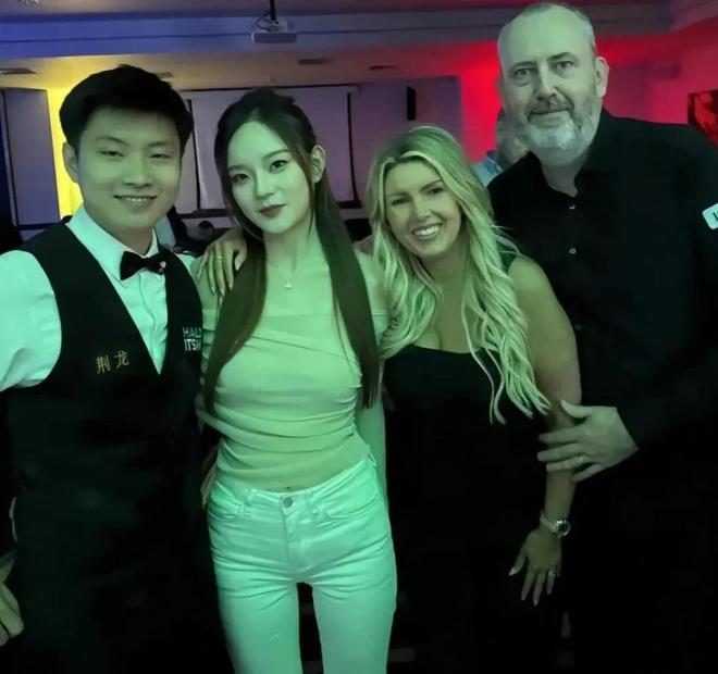 偶遇女友超短裙大秀身材傲人挪不开眼凯时尊龙人生就是博赵心童在广东被(图10)