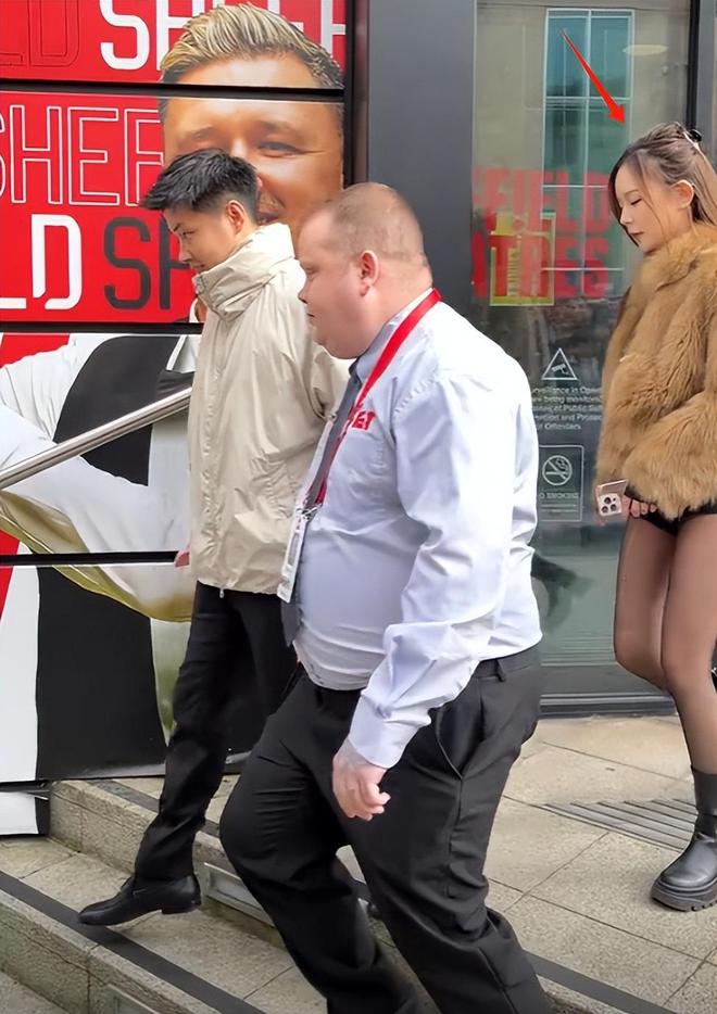 偶遇女友超短裙大秀身材傲人挪不开眼凯时尊龙人生就是博赵心童在广东被(图12)