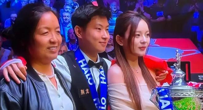 偶遇女友超短裙大秀身材傲人挪不开眼凯时尊龙人生就是博赵心童在广东被(图15)